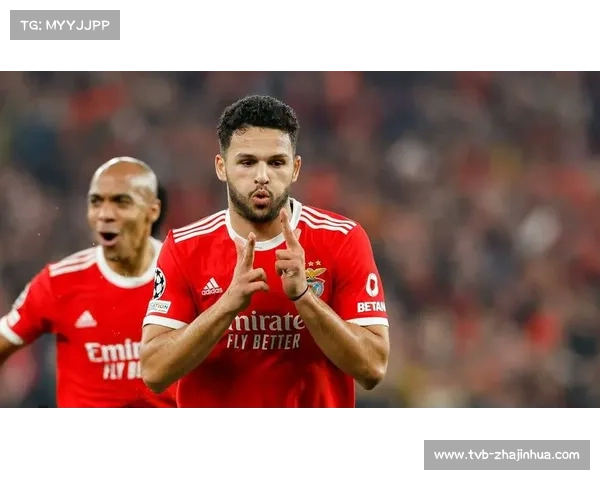 菲利克斯与科曼场边耳语，葡萄牙双子星默契引欢呼