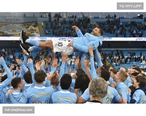 特写瞬间：六国赛颁奖礼，杜邦手捧奖杯与队友庆祝